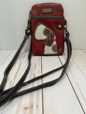 Chala crossbody. Dog appliqué.Zip top. 4 card slots.Front pocket. 🦴 &🌸charm. EUC